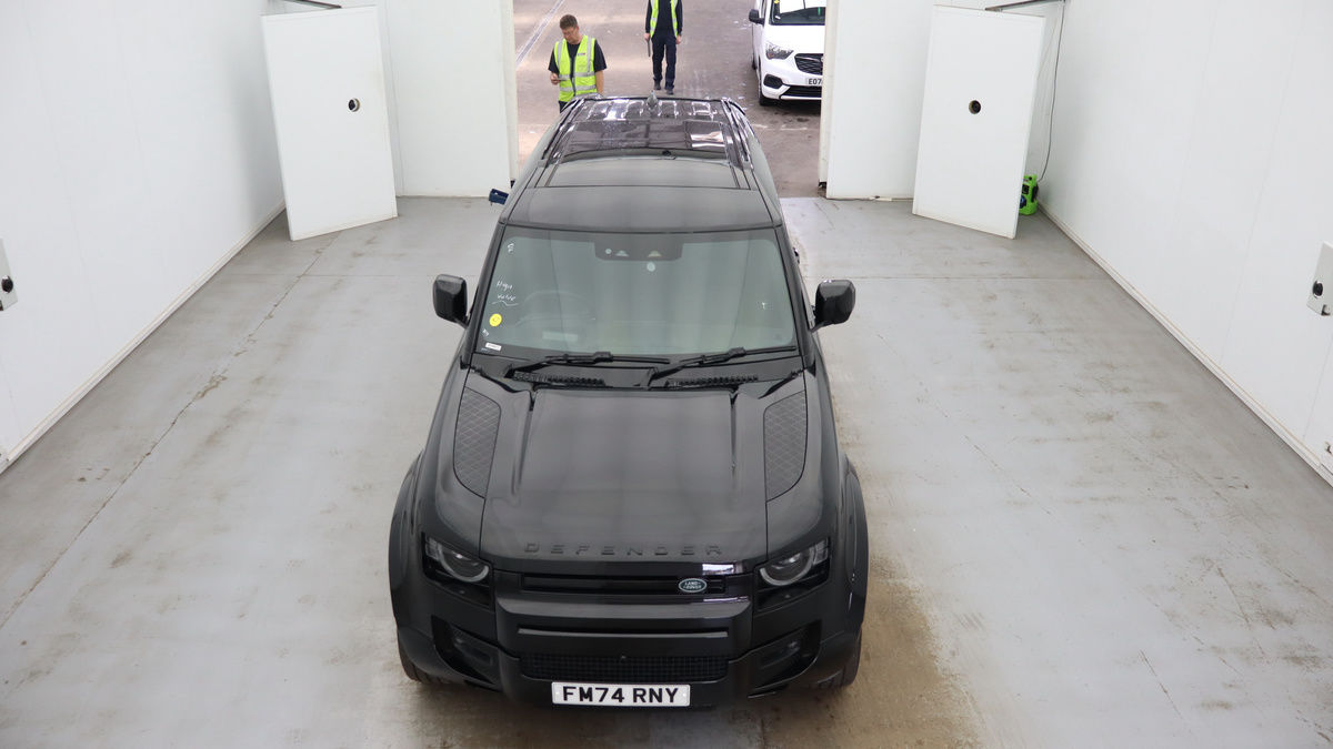 Land Rover Defender 110 Image 7