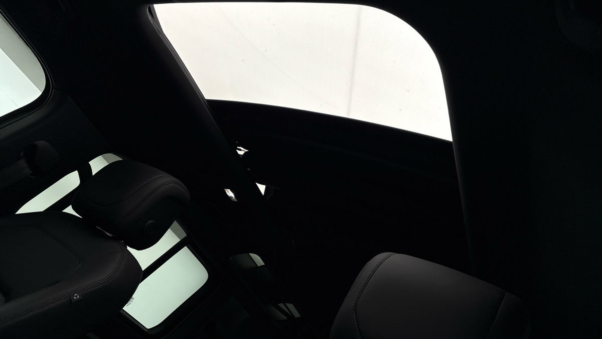 Land Rover Defender 110 Image 6