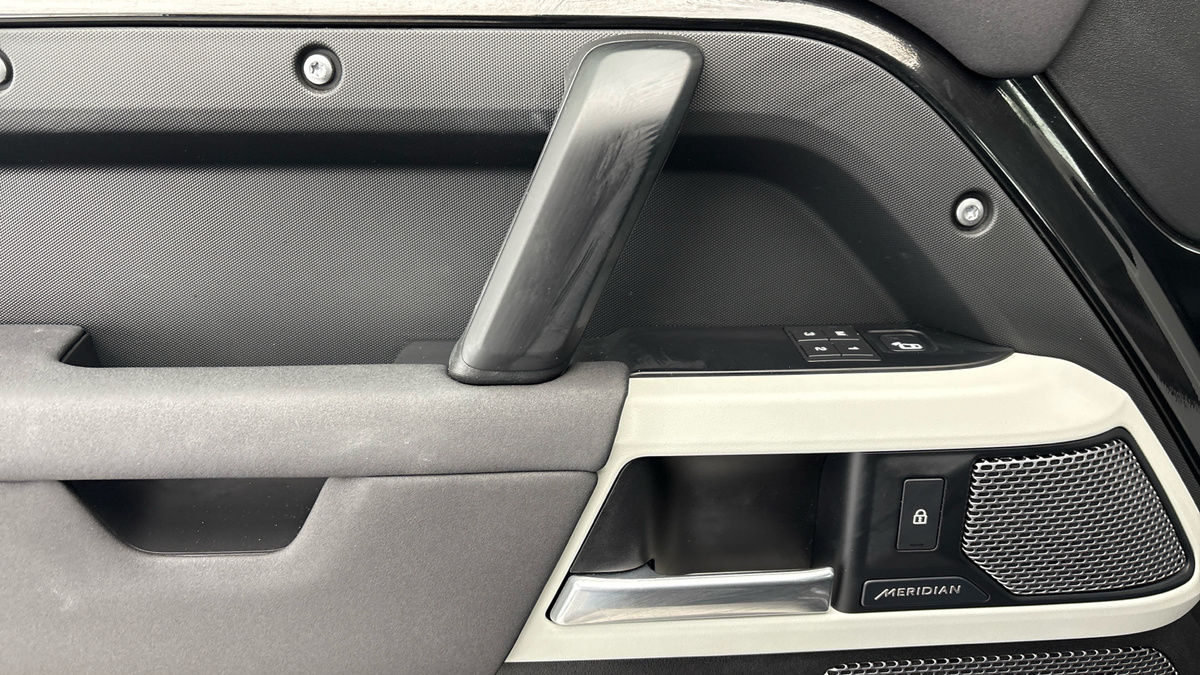 Land Rover Defender 110 Image 19