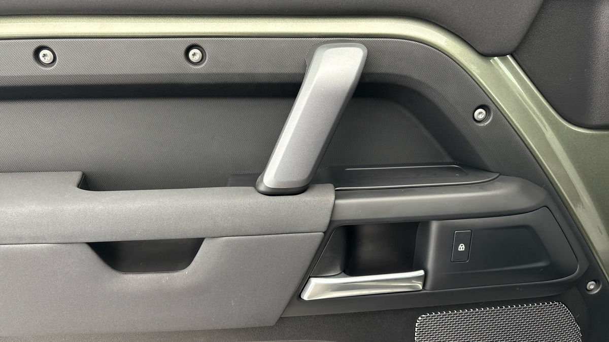 Land Rover Defender 110 Image 19