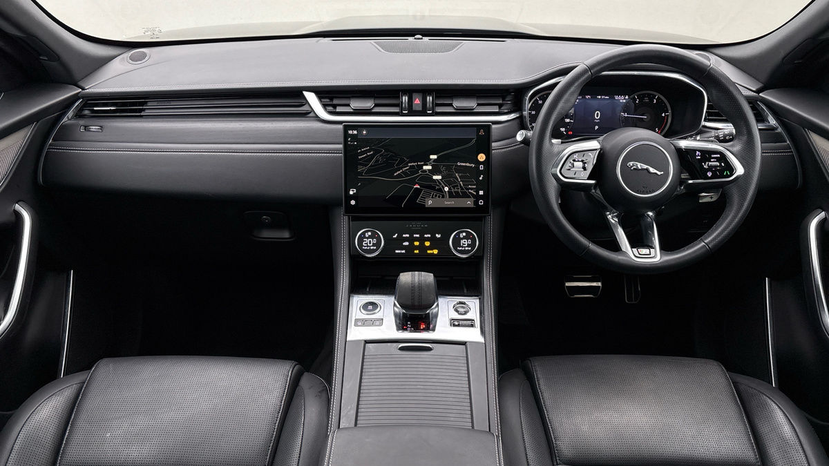 Jaguar F-PACE Image 12