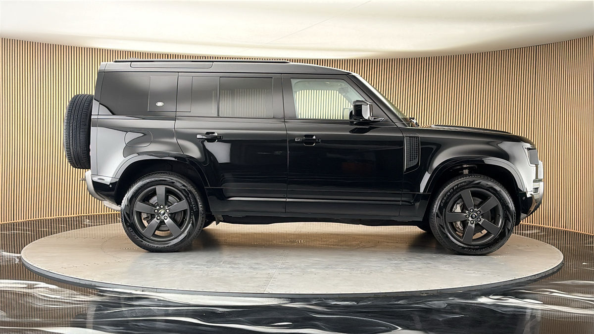 Land Rover Defender 110 Image 16