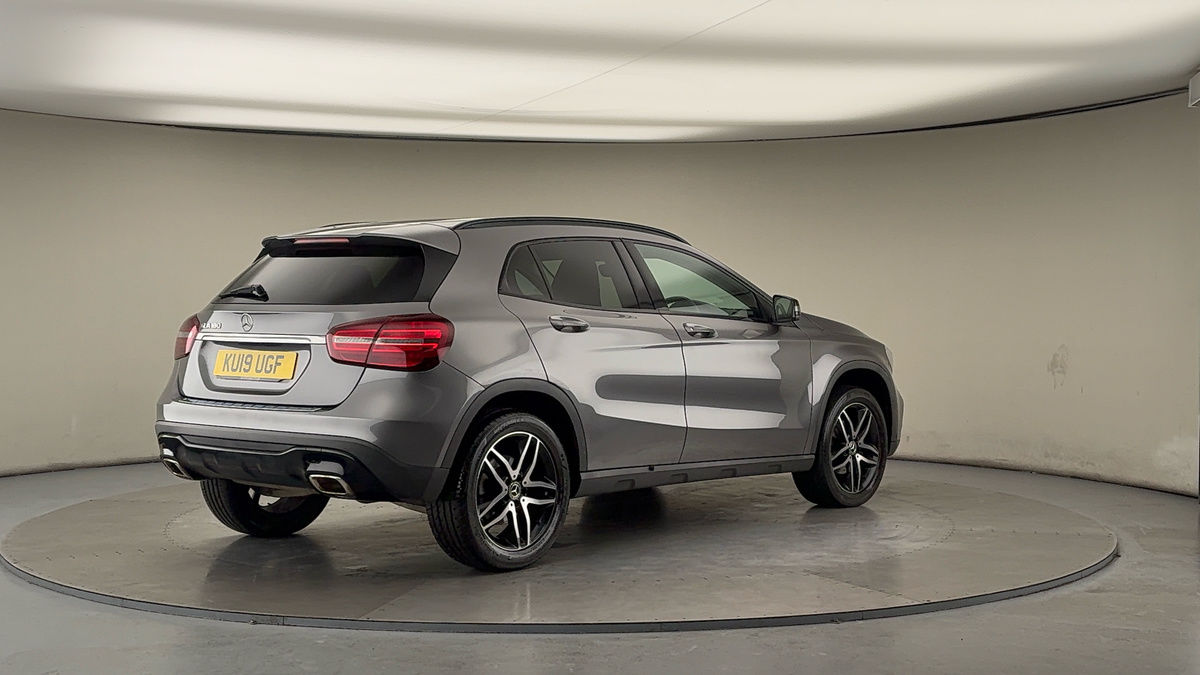 Mercedes-Benz GLA Image 21