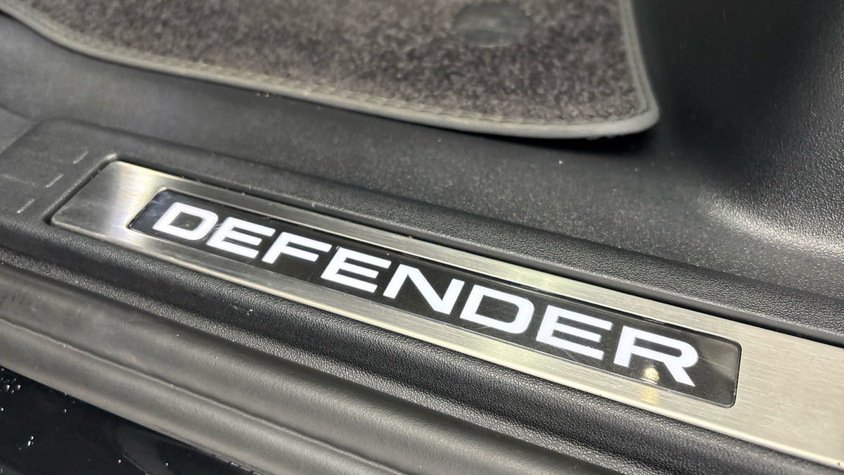 Land Rover Defender 110 Image 39