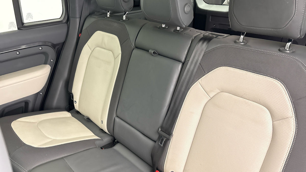 Land Rover Defender 110 Image 8