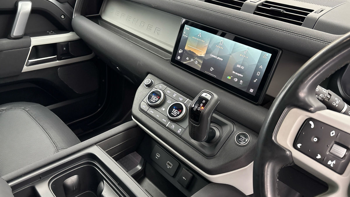 Land Rover Defender 110 Image 18