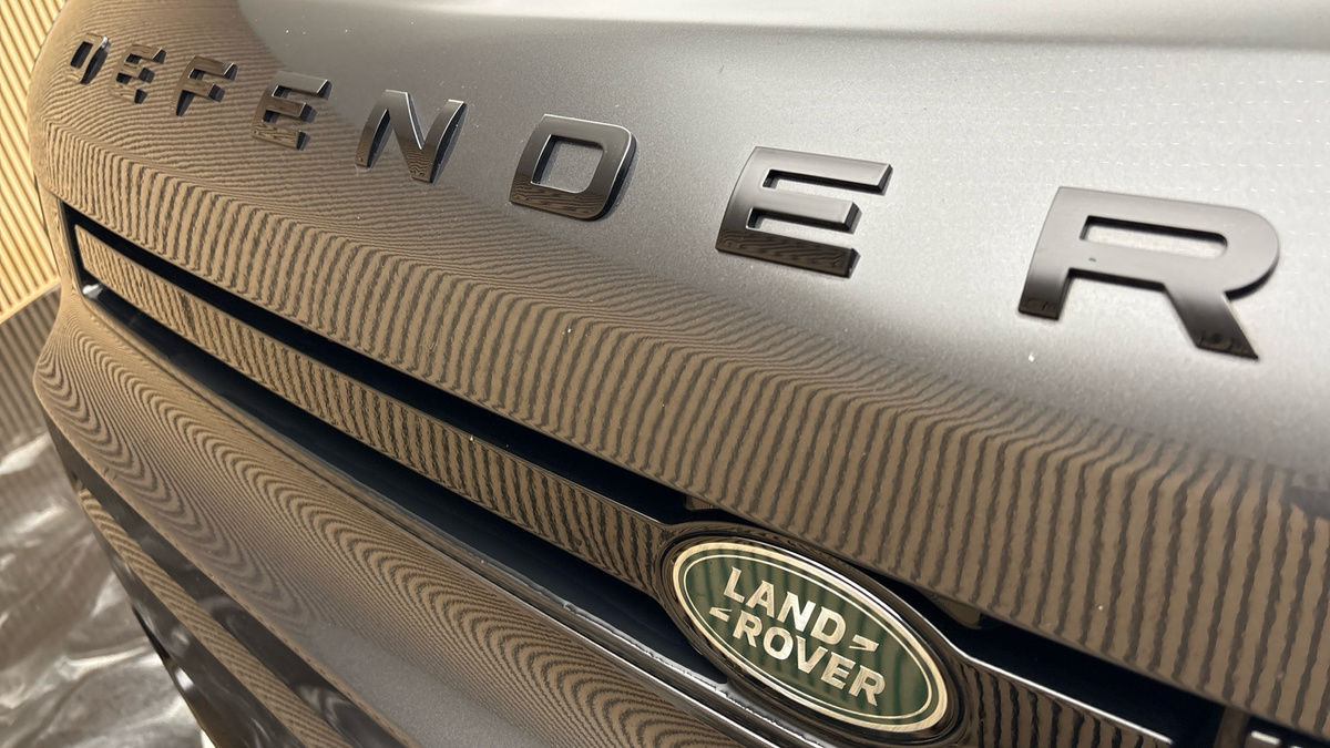 Land Rover Defender 110 Image 24