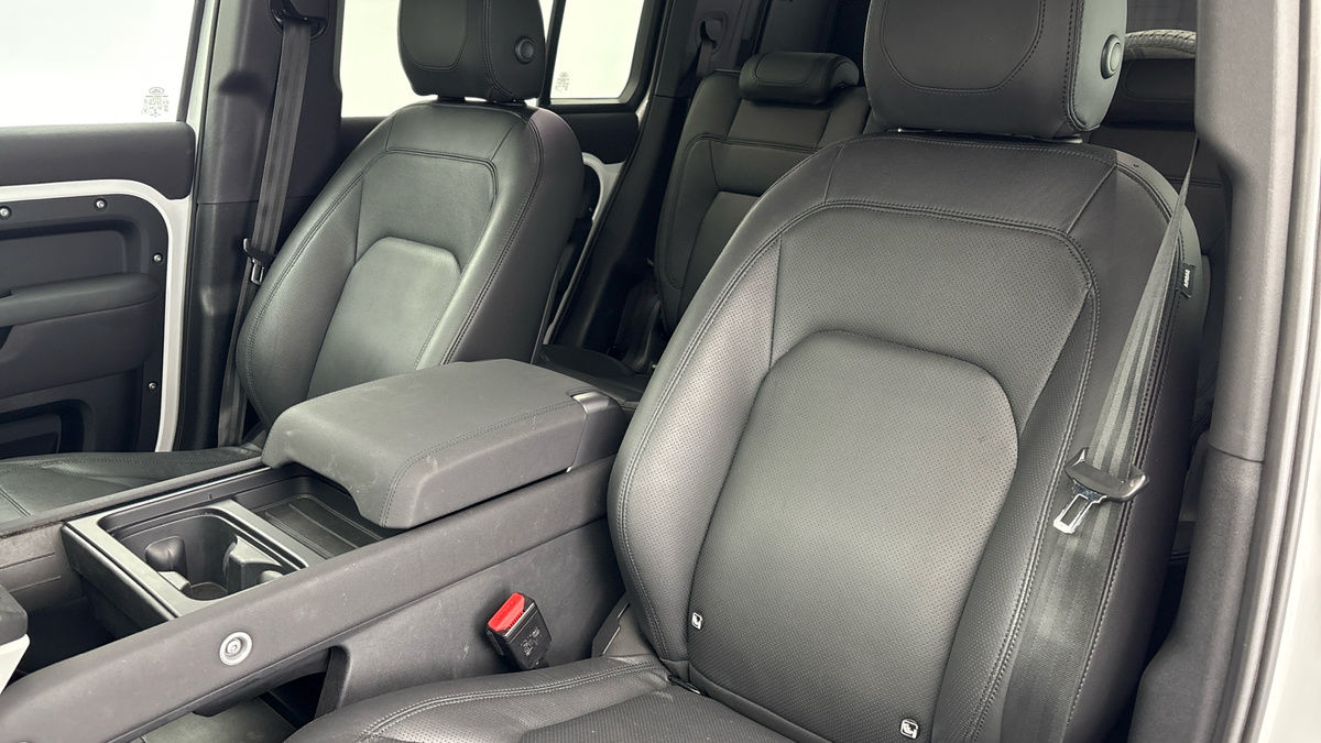 Land Rover Defender 110 Image 7