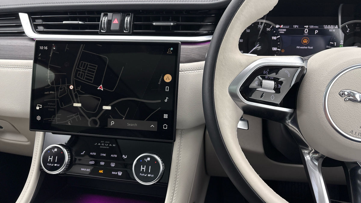 Jaguar F-PACE Image 13