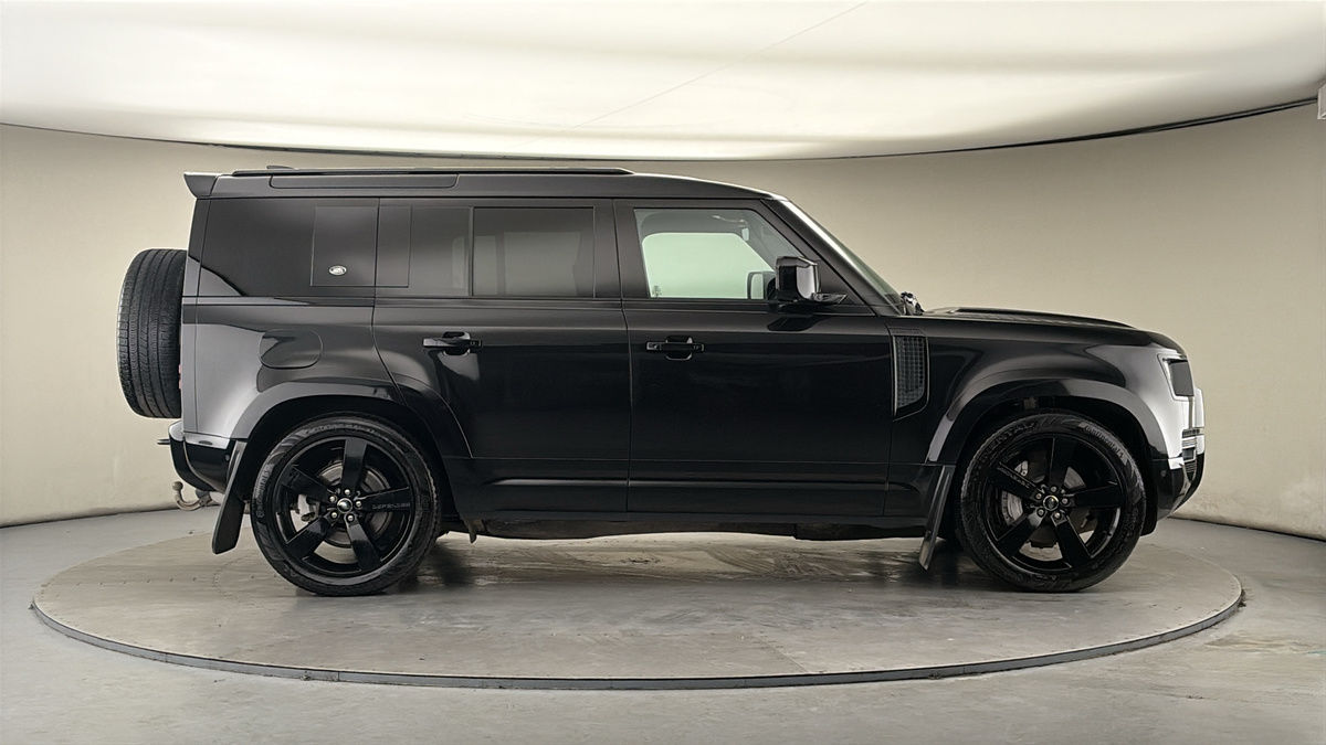 Land Rover Defender 110 Image 16