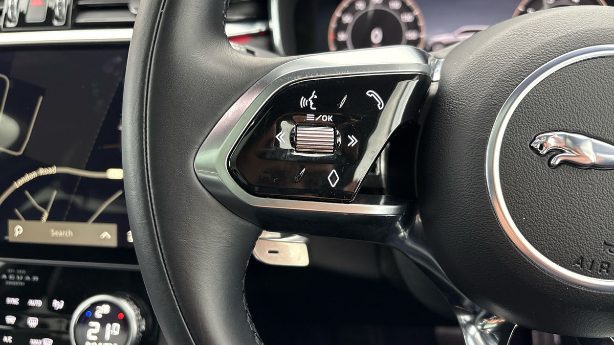 Jaguar F-PACE Image 13
