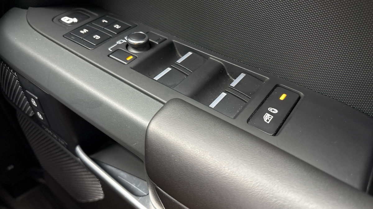 Land Rover Defender 110 Image 27