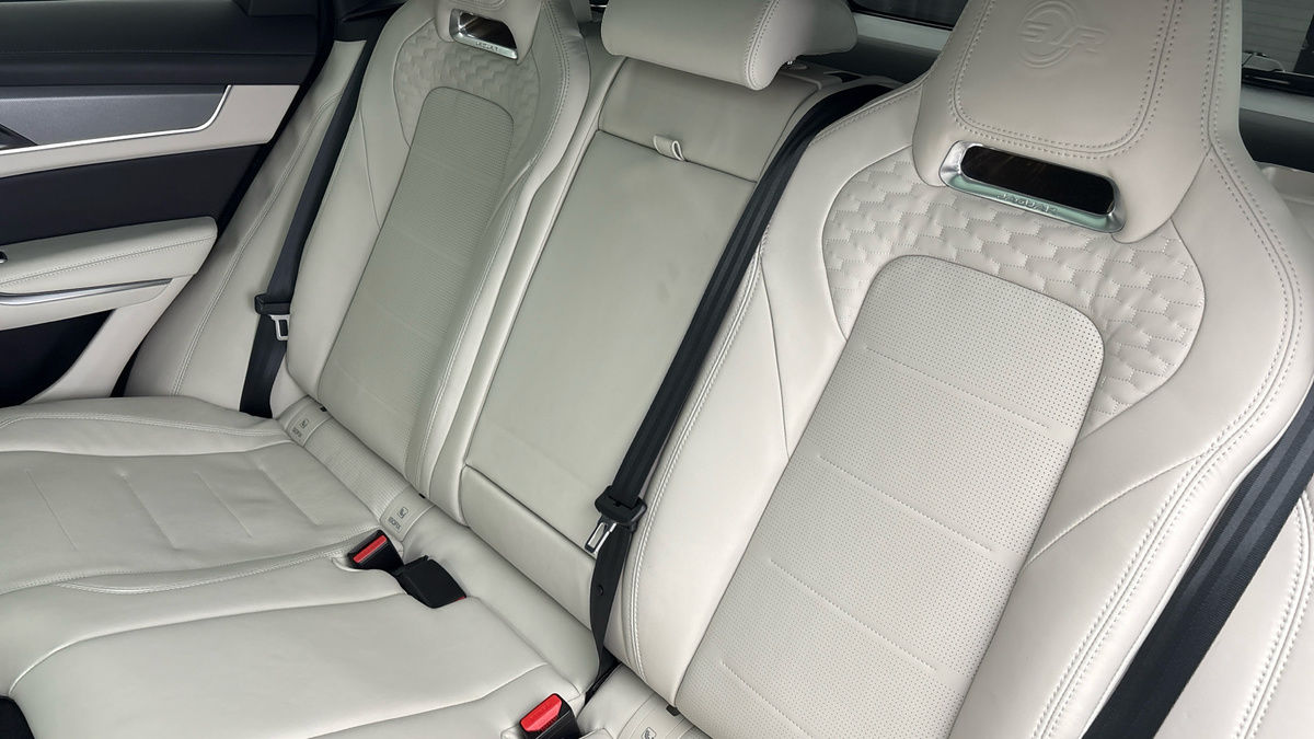 Jaguar F-PACE Image 8