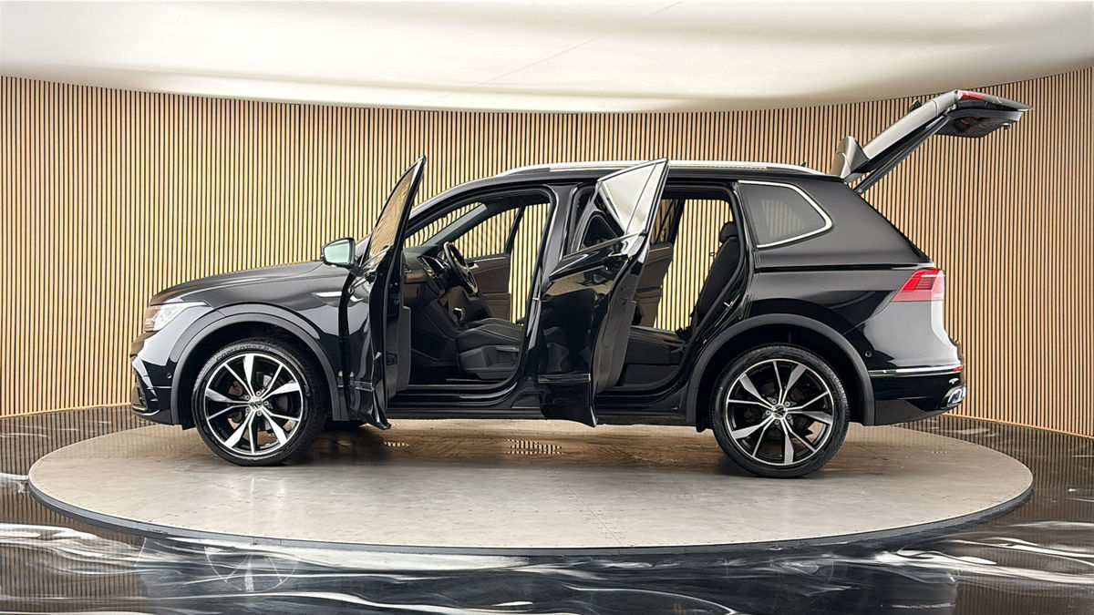 More views of Volkswagen Tiguan Allspace