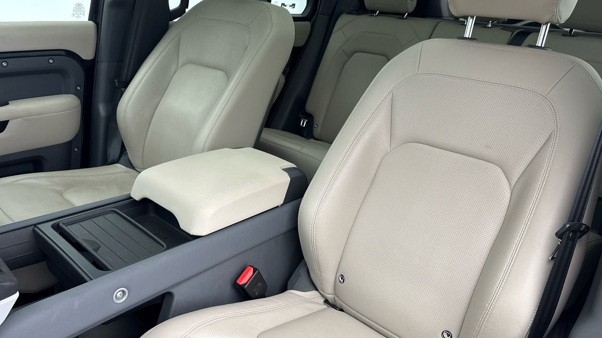 Land Rover Defender 110 Image 7