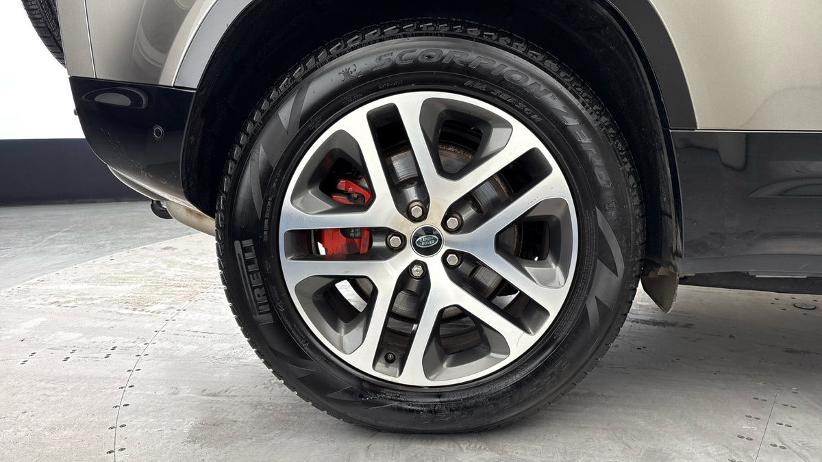 Land Rover Defender 110 Image 10