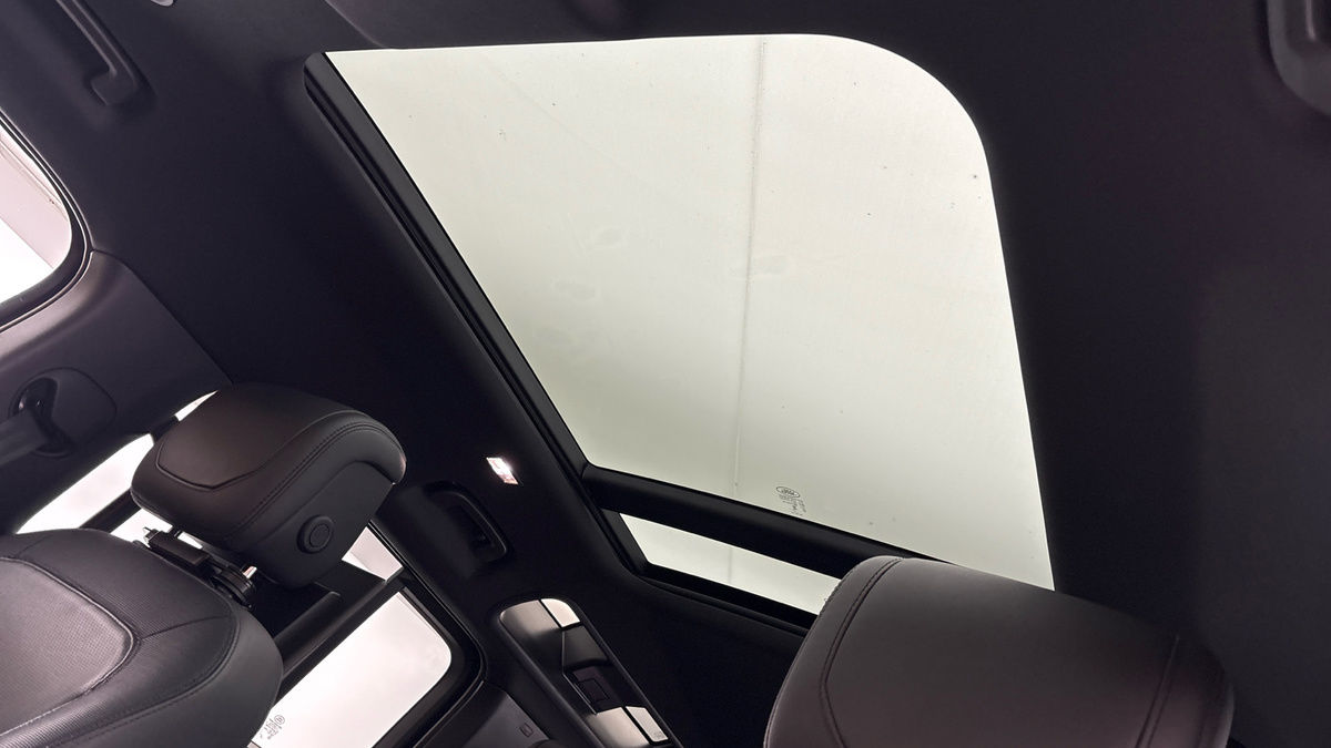 Land Rover Defender 110 Image 6