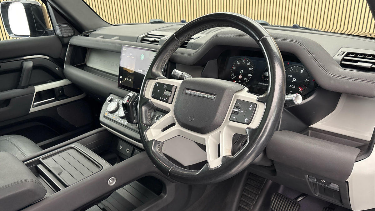 Land Rover Defender 110 Image 5