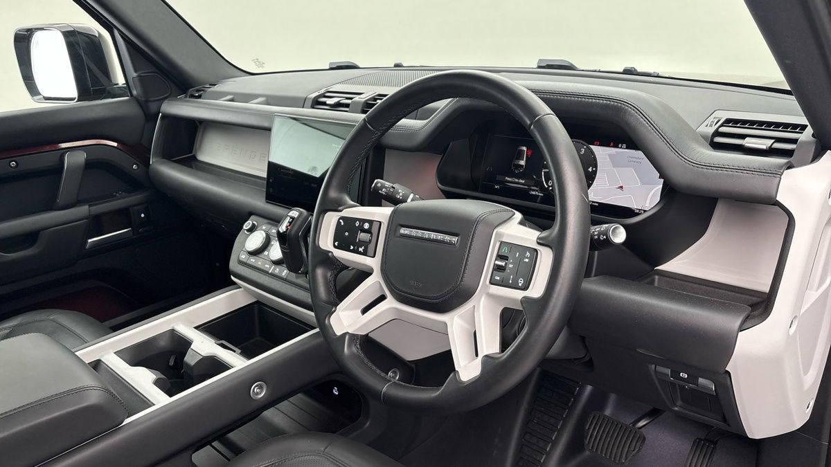 Land Rover Defender 130 Image 5