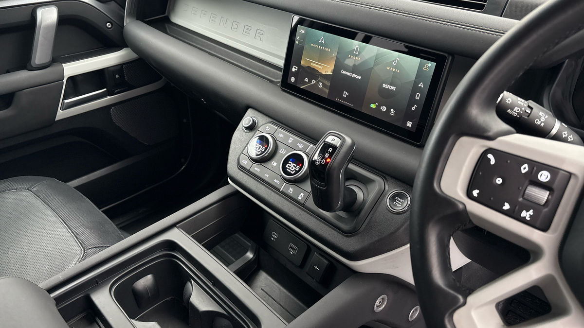 Land Rover Defender 110 Image 18