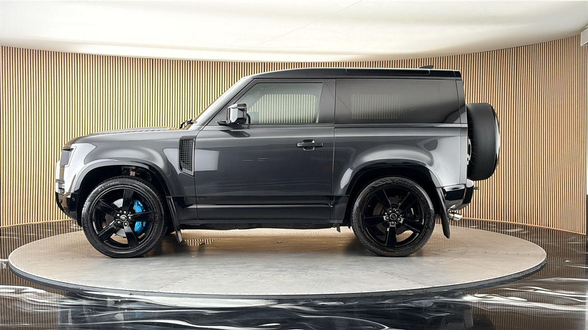 Land Rover Defender 90 Image 15