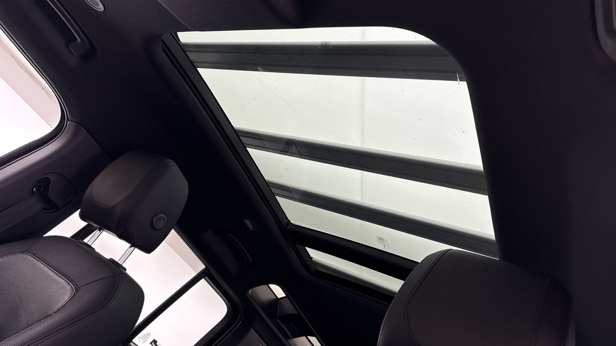 Land Rover Defender 110 Image 6