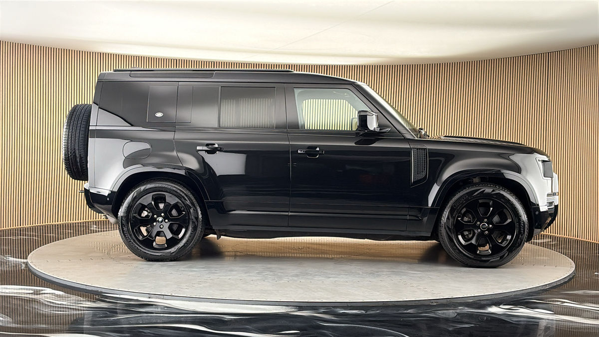 Land Rover Defender 110 Image 16