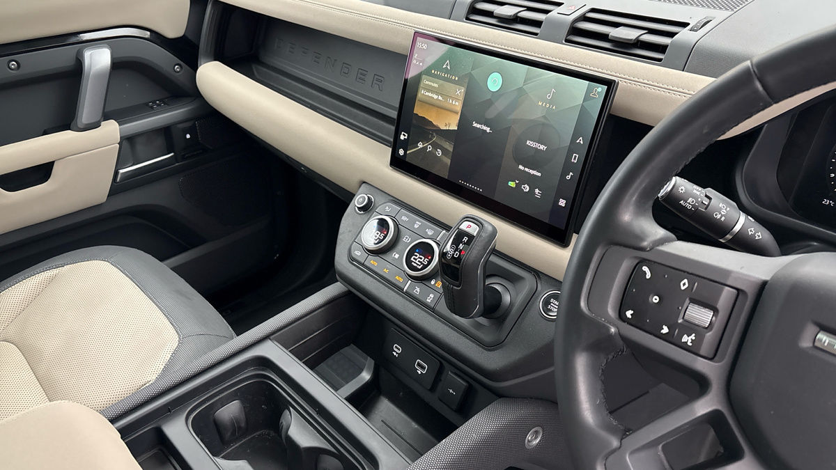 Land Rover Defender 110 Image 18