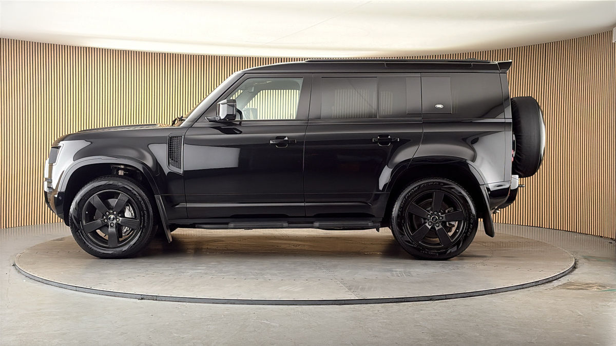 Land Rover Defender 110 Image 15