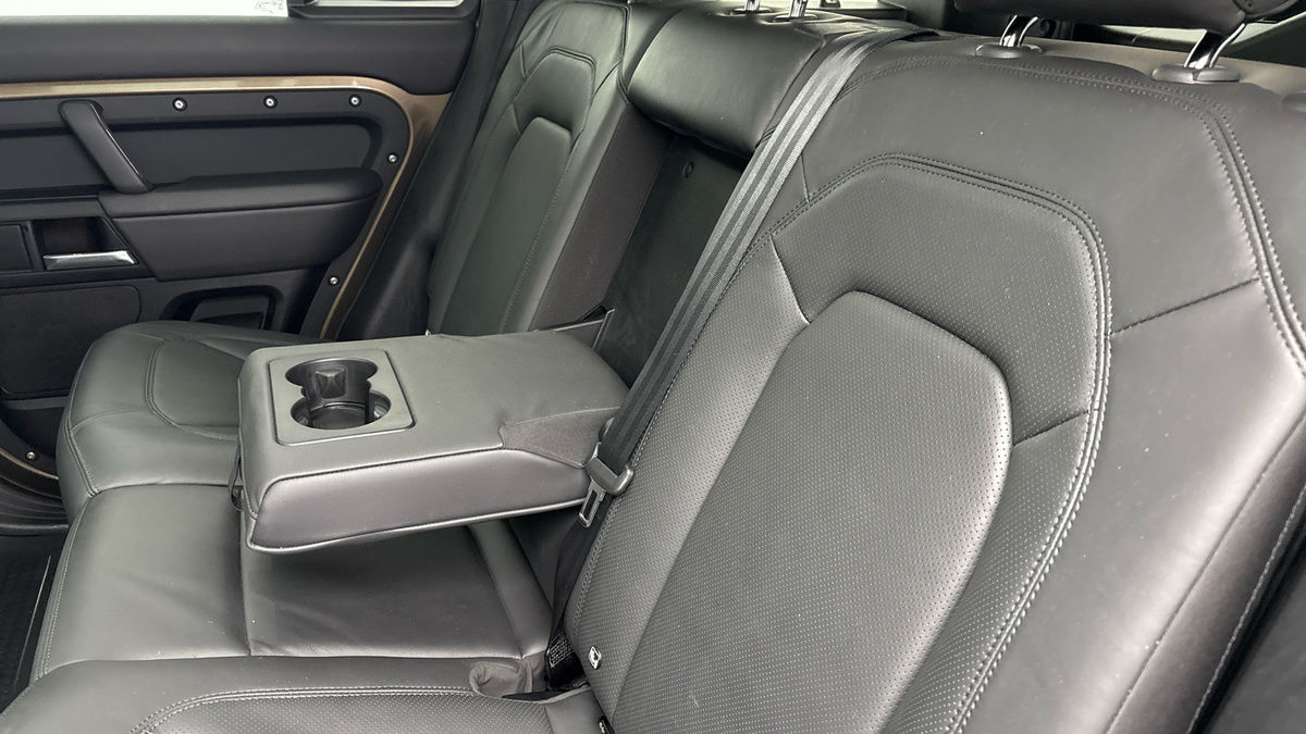 Land Rover Defender 110 Image 9