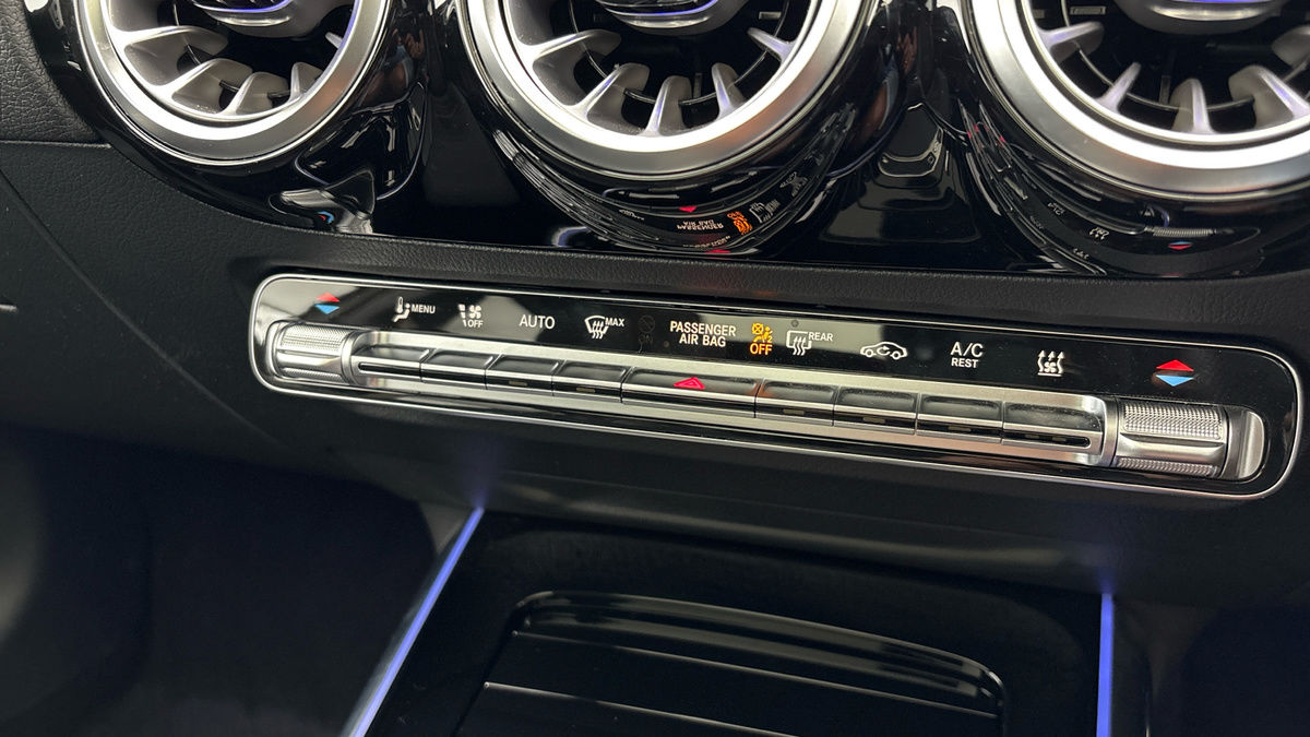 Mercedes-Benz GLA Image 25