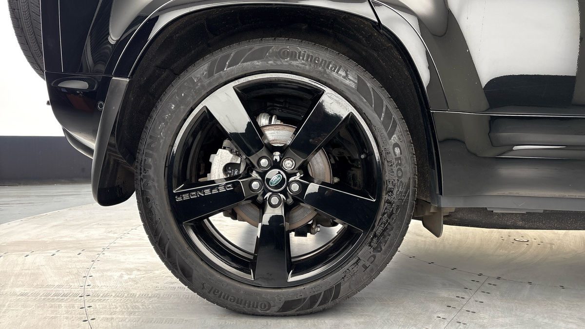 Land Rover Defender 110 Image 10