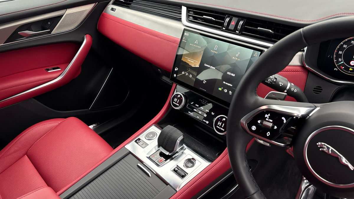 Jaguar F-PACE Image 18