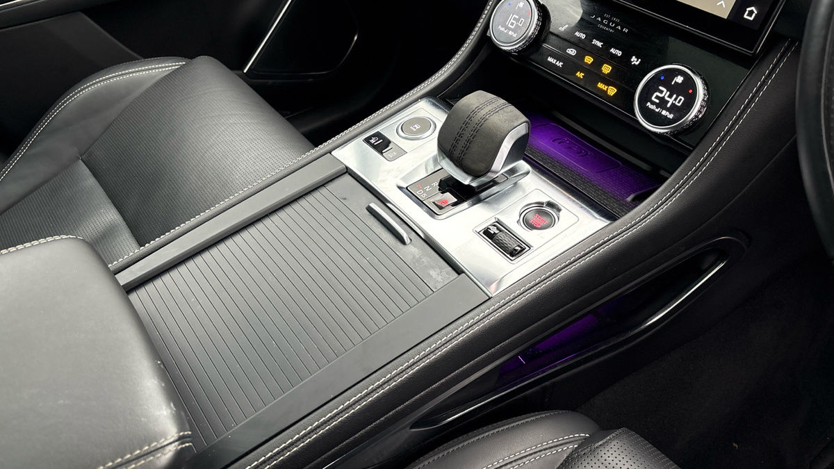 Jaguar F-PACE Image 18