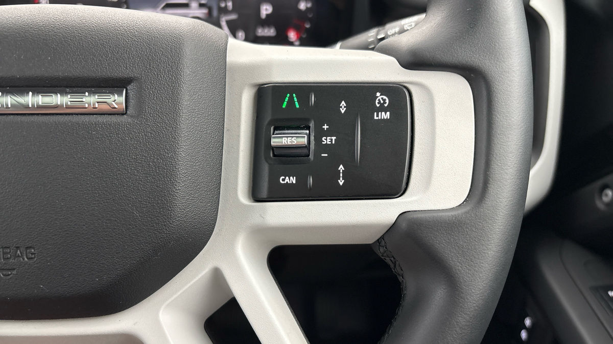 Land Rover Defender 110 Image 14