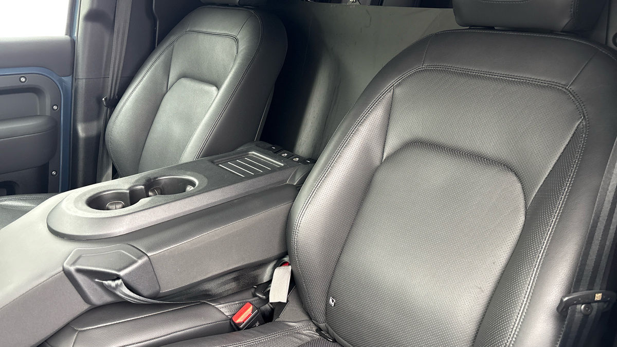 Land Rover Defender 110 Image 8