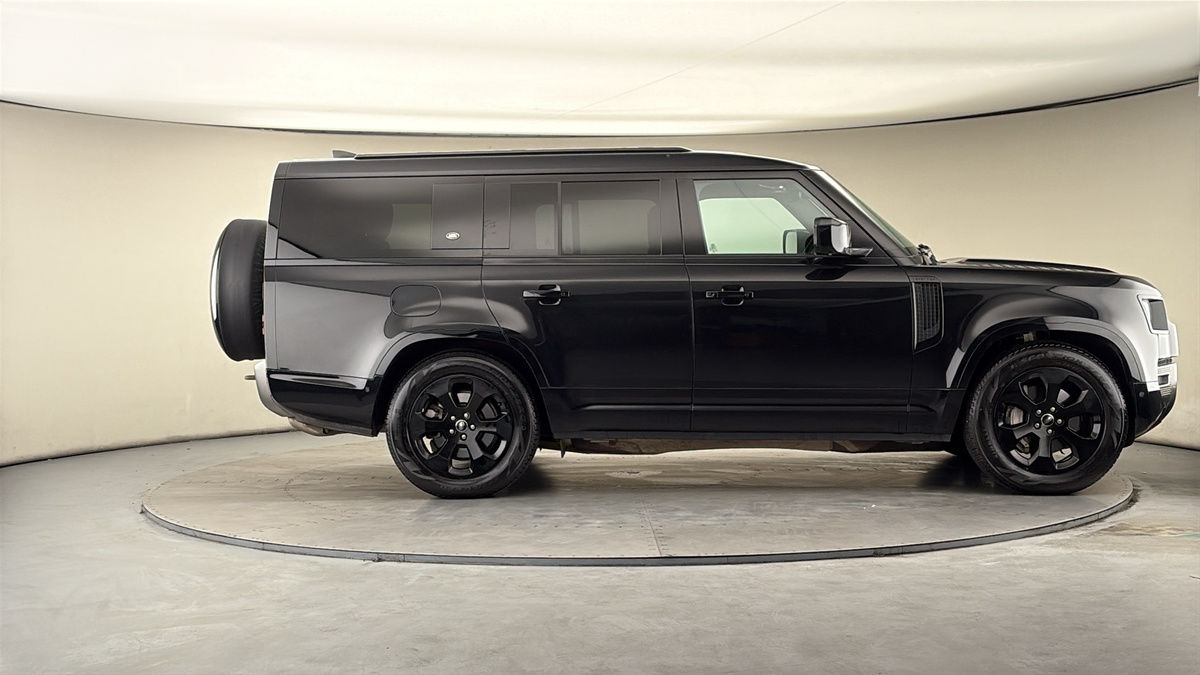 Land Rover Defender 130 Image 16