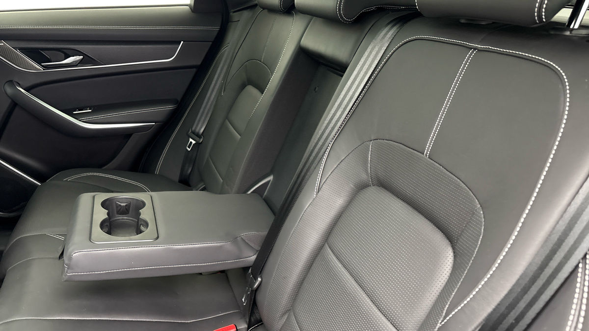 Jaguar F-PACE Image 9