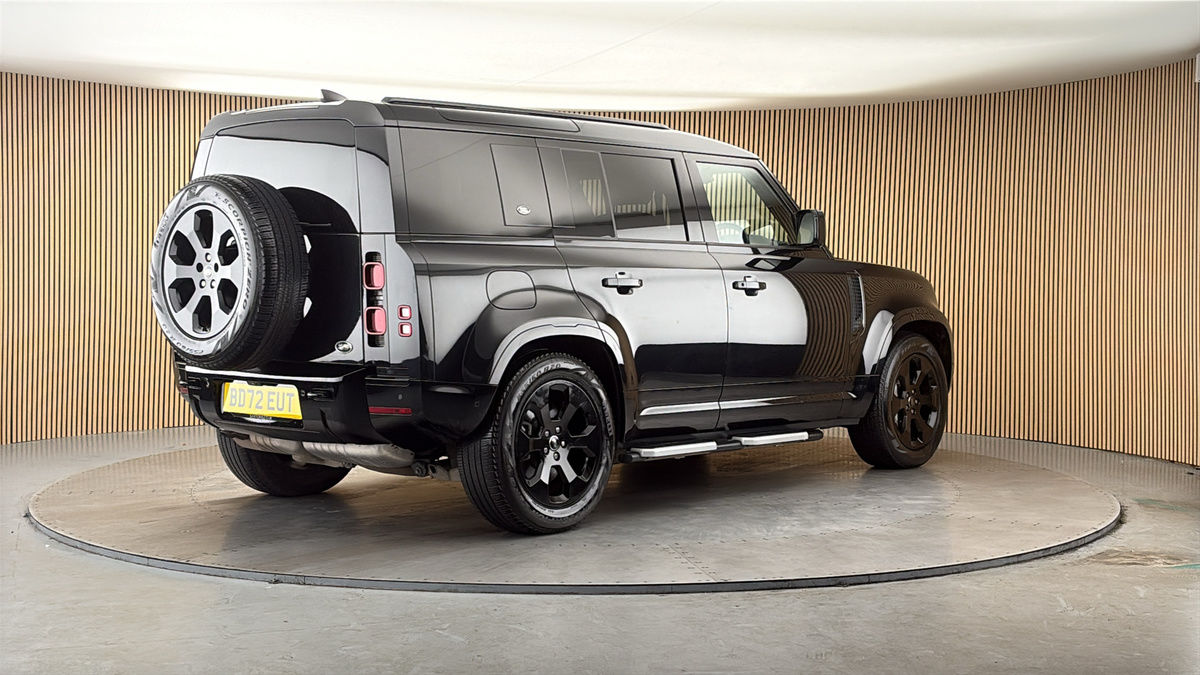 Land Rover Defender 110 Image 21