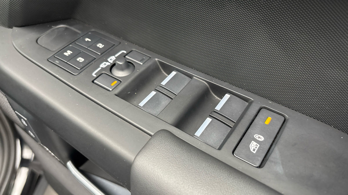 Land Rover Defender 110 Image 26