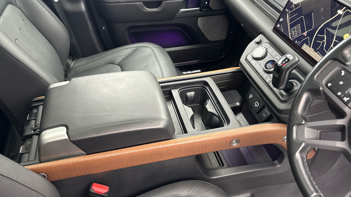 Land Rover Defender 130 Image 18