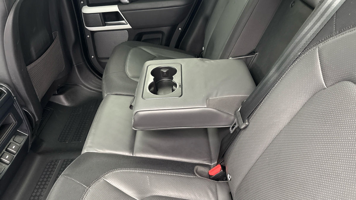 Land Rover Defender 110 Image 9