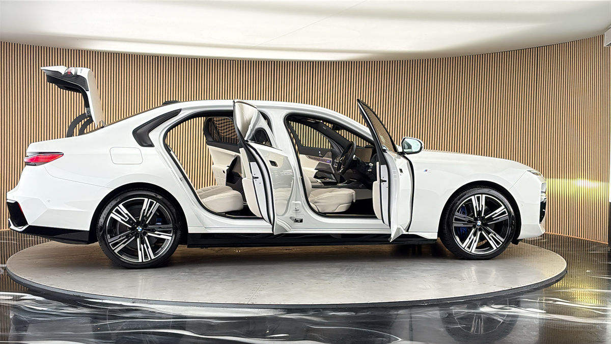 More views of BMW i7