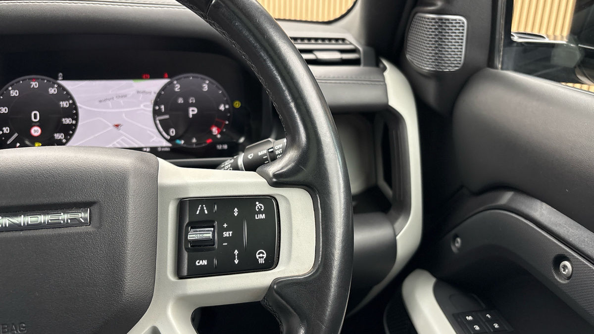 Land Rover Defender 110 Image 14