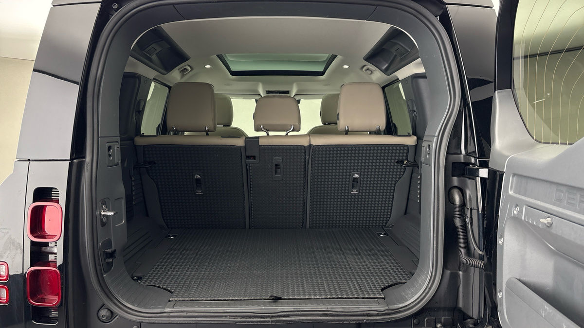 Land Rover Defender 110 Image 11