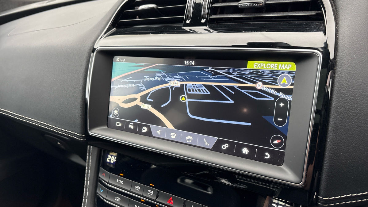 Jaguar F-PACE Image 17