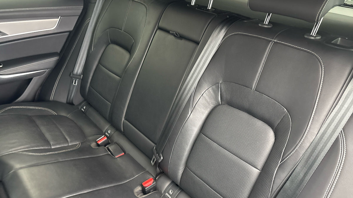 Jaguar F-PACE Image 8