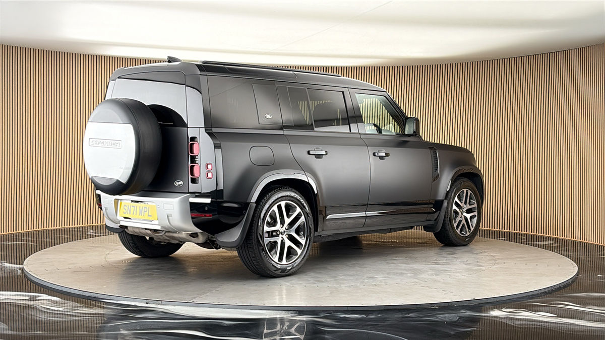 Land Rover Defender 110 Image 21
