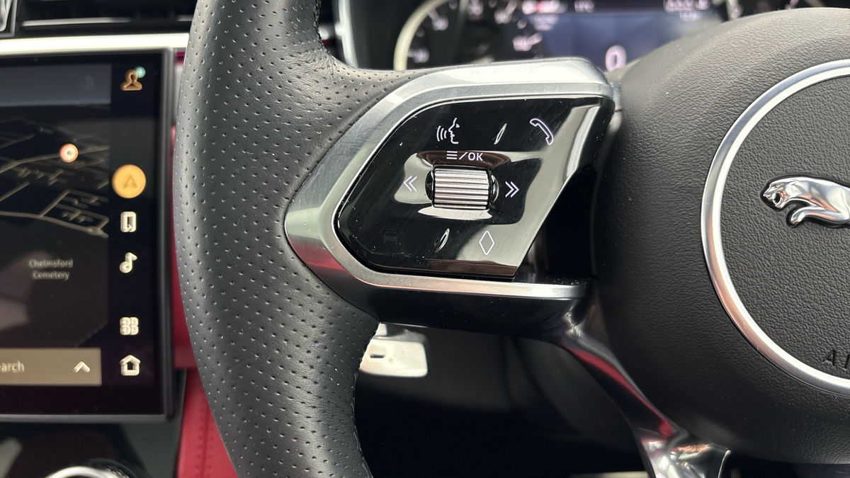 Jaguar F-PACE Image 13