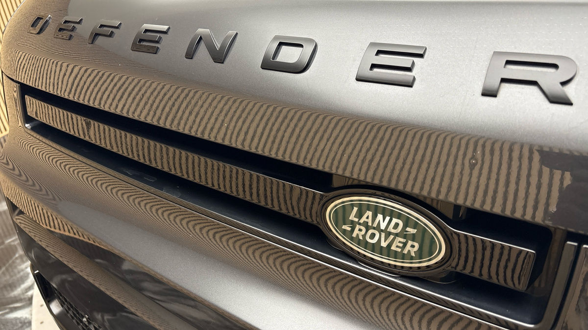 Land Rover Defender 110 Image 24
